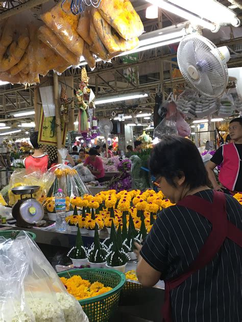 Night scene at Pak Khlong flower market, Bangkok | Night scene, Flower ...