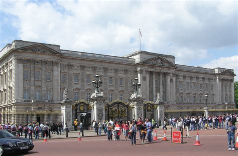 File:Buckingham.palace.london.arp.jpg - Wikimedia Commons