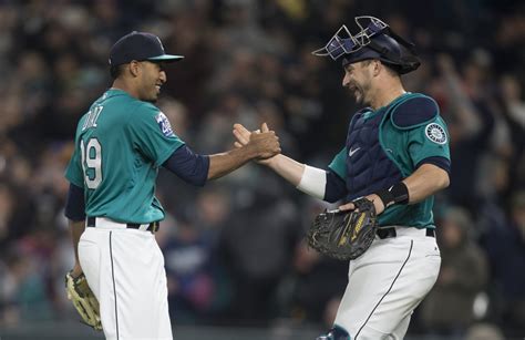 Mariners score five runs in the seventh to stun Detroit, 5-4