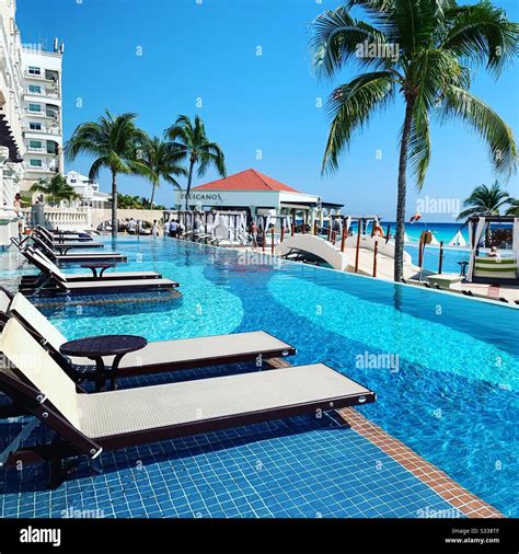 Swim-up suites, Hyatt Zilara, Cancun, Quintana Roo, Mexico Stock Photo - Alamy