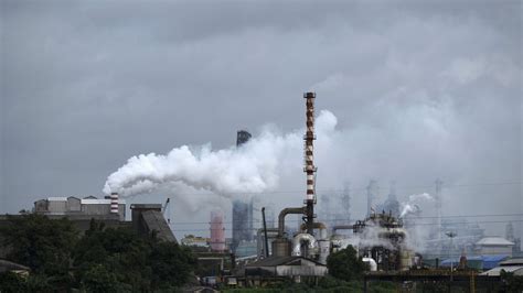 Global CO2 emissions near record levels in 2022: Report - Hindustan Times