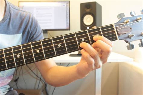 5 Must-Know Fretting Techniques For Beginner Guitarists – Liberty Park Music