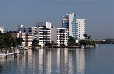 Premium Photo | Waterfront homes in Florida