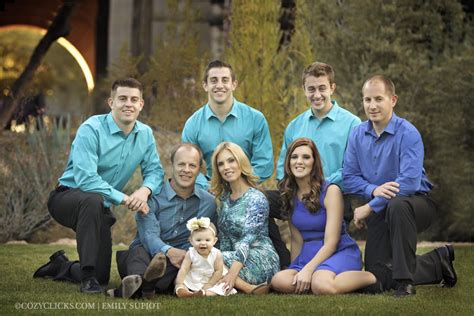 9 Simple Ways To Pose Large Families for Portraits