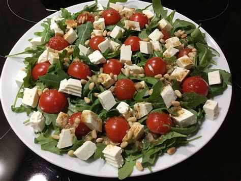 Leichter Rucola - Tomaten - Feta Salat mit Balsamico Dressing von hanuschka82| Chefkoch