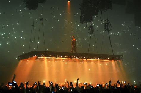 Kanye West Lays Into Beyonce and Jay Z, Cuts Concert Short in ...