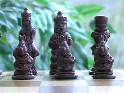 Alice in Wonderland Chess Set - (0)1278 426100 | Alice in wonderland characters, Alice in ...