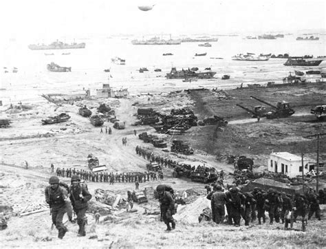 [Photo] Reinforcements of men and equipment moving inland at Omaha Beach, Normandy, 8 Jun 1944 ...