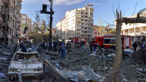 8 killed in car bombing in Turkey; lawmakers held