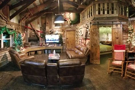 You Can Stay In This Charming Cabin That's Decorated For Christmas All Year Long | Cabin ...