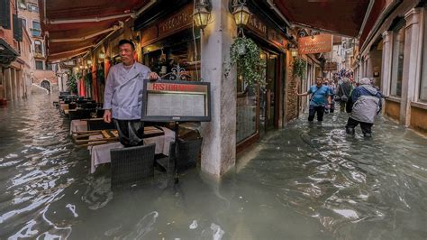 In Venice Floods, Tourists Frolic as Locals Fear for Treasures - The ...