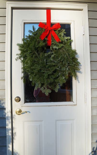 Hardly Housewives: Command Strip Wreath Hanging