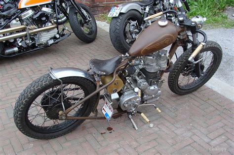 Royal Enfield bobber (via Chalopy)