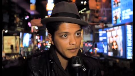 Bruno Mars Performs 'Billionaire' Live in Times Square on NYE 2010 - YouTube