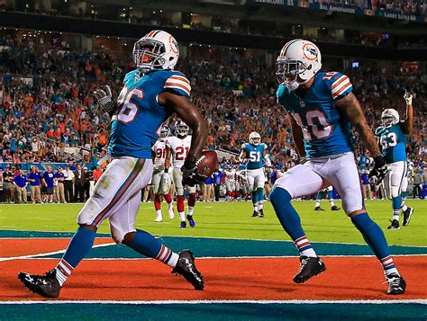 PHOTOS: Dolphins wear throwback uniforms, retro field design | theScore.com