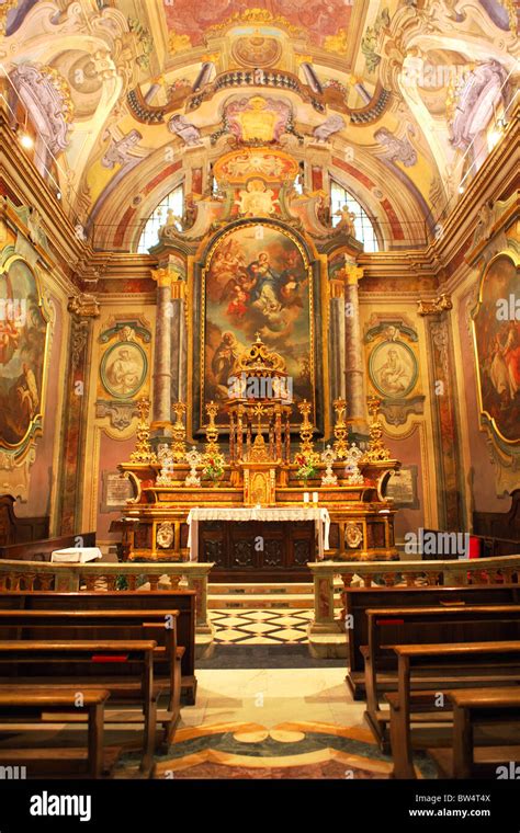 Image d'orientation verticale de l'intérieur de l'église catholique Photo Stock - Alamy