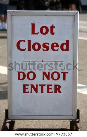 Parking Lot Closed Sign Stock Photo 9793357 : Shutterstock