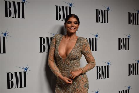 Ana Bárbara recibe el premio Icono en los BMI Latin Awards