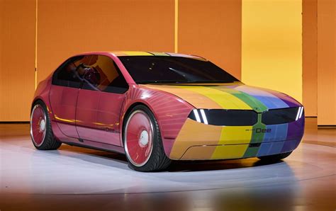 BMW shows off color changing car concept at CES 2023