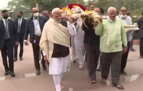 Watch: Indian PM Modi performs last rites, pays tribute after mother Heeraben passes away at age ...