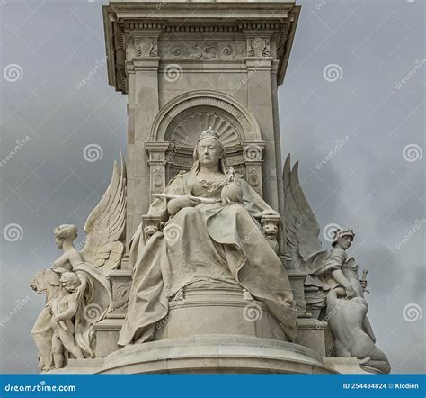 Queen with Truth and Justice at Victoria Memorial, London, England, UK Editorial Stock Image ...