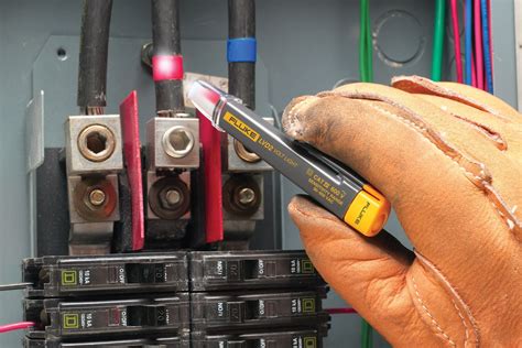 Fluke LVD2 Non-Contact VoltAlert Tester and LED Flashlight | Fluke