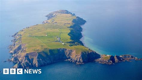 Lundy Island: New staff wanted for 'magical' pub - BBC News