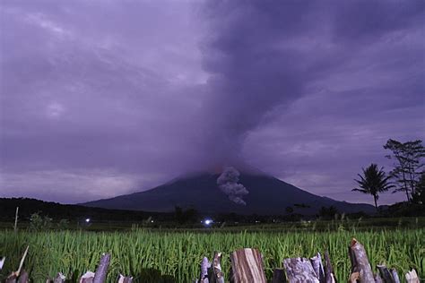 Thousands flee as activity in Indonesian volcanoes increases Volcanoes ...