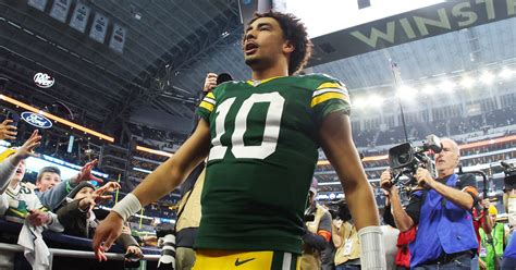 Green Bay Packers QB Jordan Love Helps Fan Pull Car From Snow