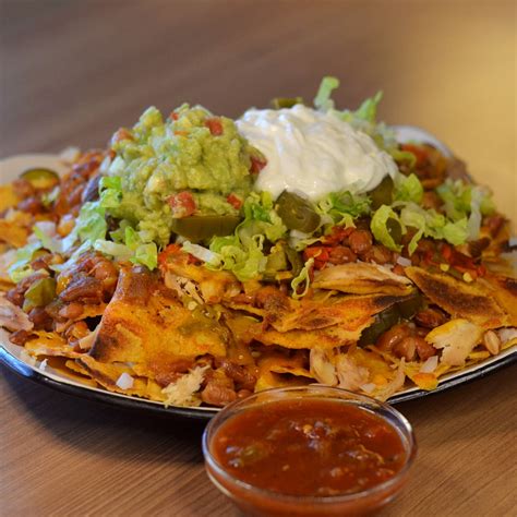 New Mexican Style Nachos - Los Foodies Magazine