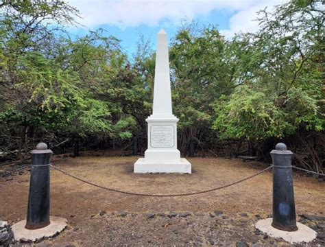 Captain Cook Monument at Kaawaloa Cove, Captain Cook - Hawaii Beaches