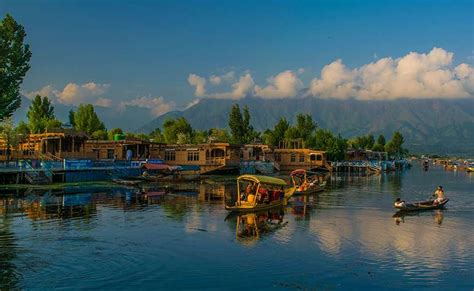 Dal Lake Srinagar | The Pride of Kashmir Tourism | Tourist Attraction