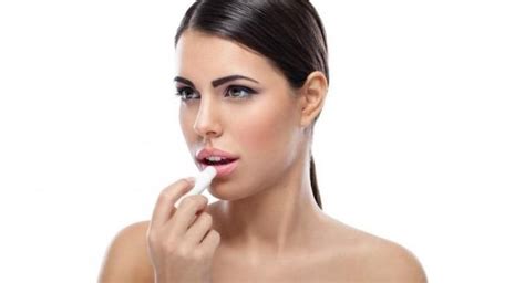 6 magical home remedies to treat your dry, peeling lips | TheHealthSite.com