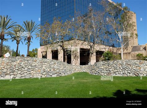 ANAHEIM, CALIFORNIA - 1 MAR 2021: The Anaheim City Hall building seen from the grass lawn Stock ...