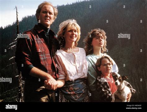 HARRY AND THE HENDERSONS, from left: John Lithgow, Melinda Dillon ...