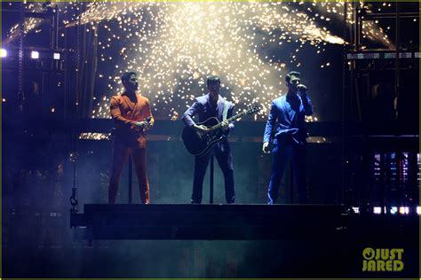 The Jonas Brothers Kick Off 'Happiness Begins' Tour in Miami - See the ...