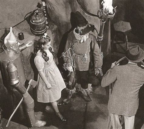 behind the scenes pics from The Wizard of Oz (1939). | Wizard of oz ...