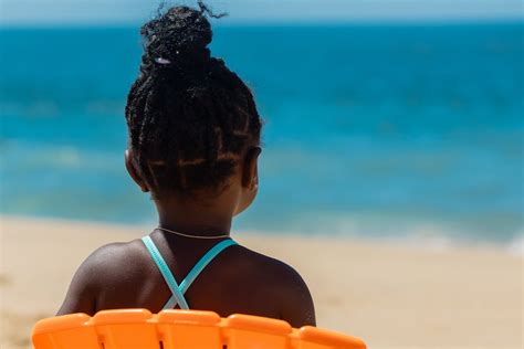 Back View of Little Girl on Beach · Free Stock Photo