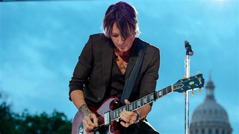 Watch Keith Urban Light Up The Stage With Epic Guitar Solo | Flipboard