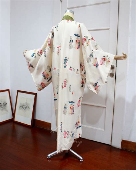 Beige Kimono - People of Japan - Maidagallery