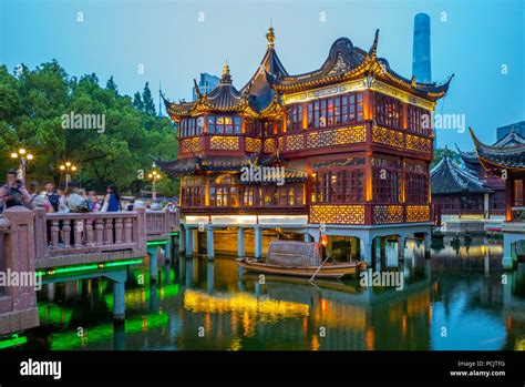 Shanghai yuyuan yu garden hi-res stock photography and images - Alamy