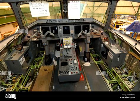 Cockpit aircraft embraer erj 145 hi-res stock photography and images ...