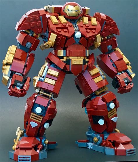 Un Hulkbuster UCS en combinant les pièces des deux Hulkbusters LEGO officiels d'Age of Ultron ...