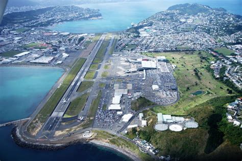 Nový Zéland z letadla X.: Sopka Taranaki a touch and go na Wellington International Airport ...