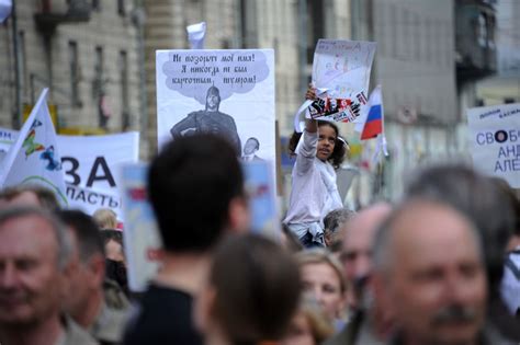 Anti-Putin protesters clash with police; more than 250 arrested | CNN