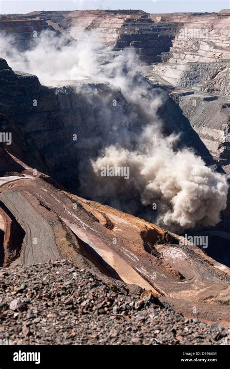 Super Pit Gold Mine Blast, Kalgoorlie Western Australia Stock Photo - Alamy