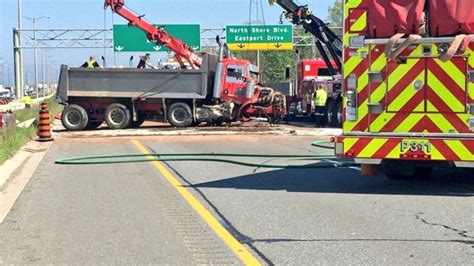 Video captures nasty dump truck crash on QEW in Burlington, Ont. | Globalnews.ca