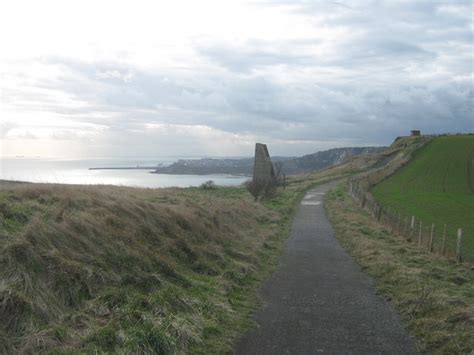 North Downs Way and National Cycle... © David Anstiss cc-by-sa/2.0 :: Geograph Britain and Ireland