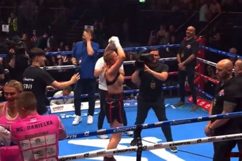 Boxing: Daniella Hemsley flashes crowd after Kingpyn Boxing victory to 'express' herself | Marca