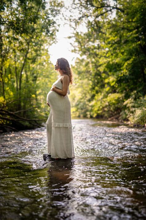 River Maternity Session | Maternity photography poses outdoors ...